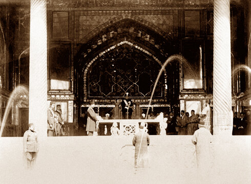 احمدشاه قاجار- شاهد آخرين سلام نوروزي قجران در كاخ گلستان- بر تخت مرمر نشسته است.