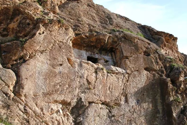 جاهای دیدنی صحنه کرمانشاه ؛ گوردخمه شیرین و فرهاد اینجاست | این قلعه محل پنهان شدن یکی از خلفای اموی است