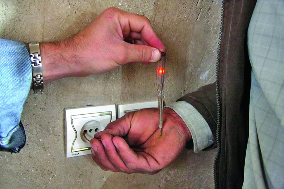 این مرد خرم آبادی را برق نمی گیرد