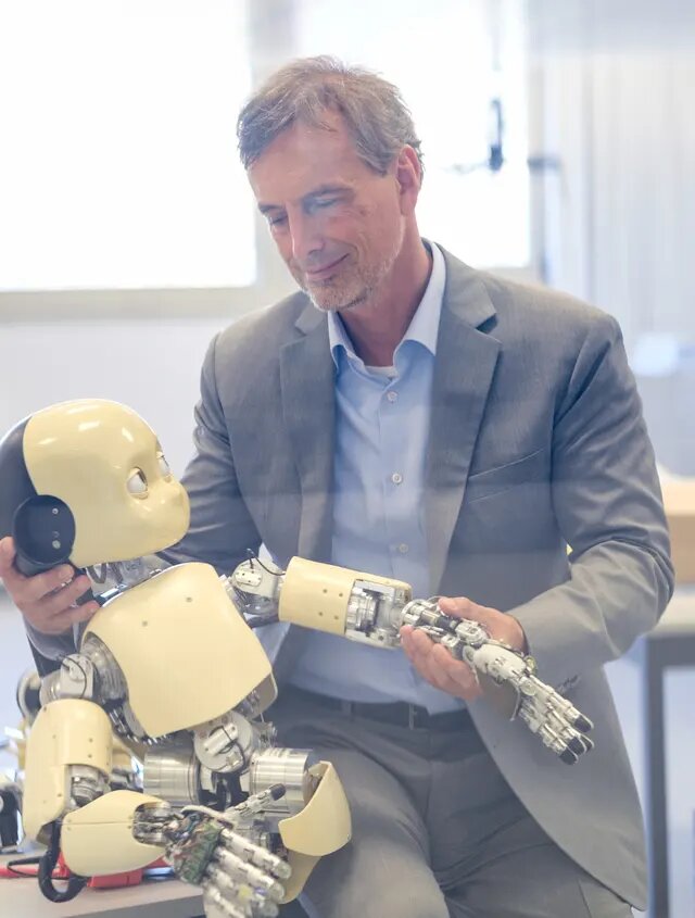 یادگیری تأثیرگذار معلمان دیجیتال؛ آیا معلمان دیجیتال میتوانند جایگزین مربیان و متخصصان فعلی شوند؟ | هوش مصنوعی؛ مربی و دستیار قابل اعتمادشما