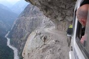 ببینید| خطرناکترین جاده جهان که در دل سنگ و کوه قرار دارد