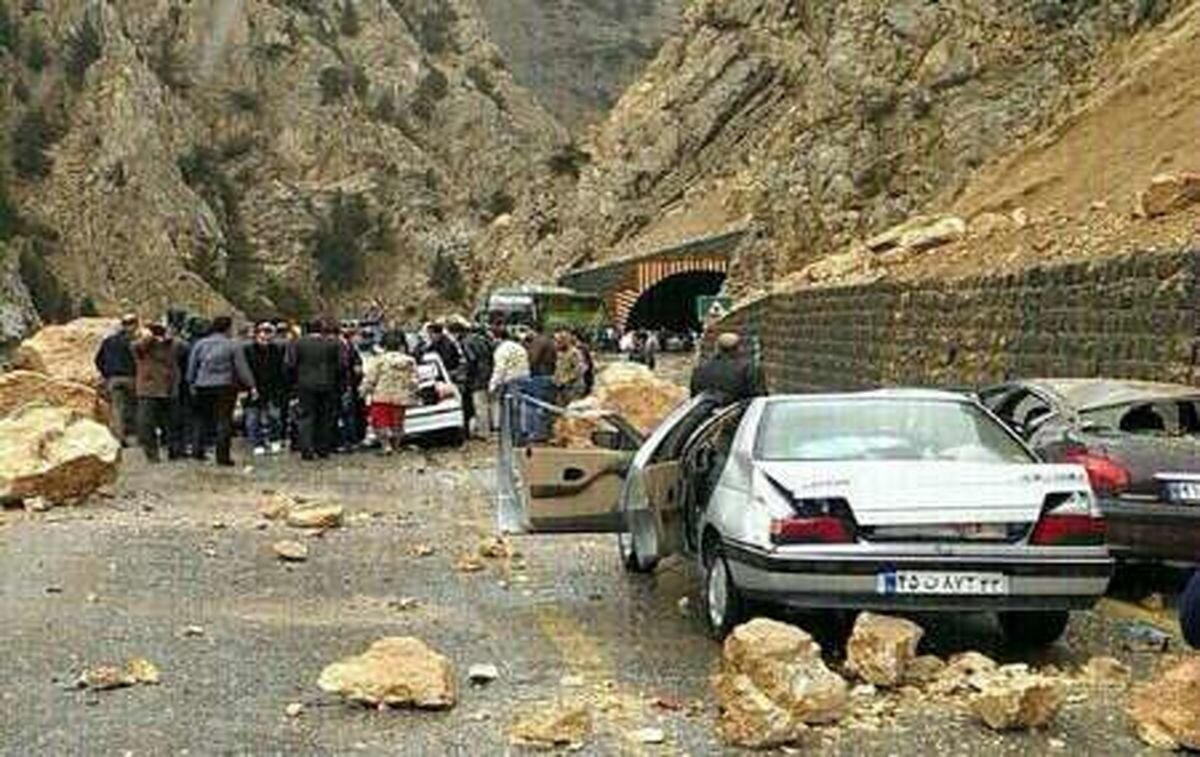 ۲ مفقودی سیل جاده چالوس پیدا نشدند | آخرین وضعیت جاده چالوس پس از سیل؛ آب رودخانه منحرف شده بود