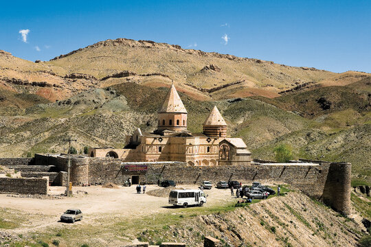 قره کلیسا مهمترین کلیسای ایران است و به قولی نخستین کلیسا در جهان که دو گورستان عوام و خواص دارد. هنوز بعضی گورهای باستانی آن سالم ماندهاند.