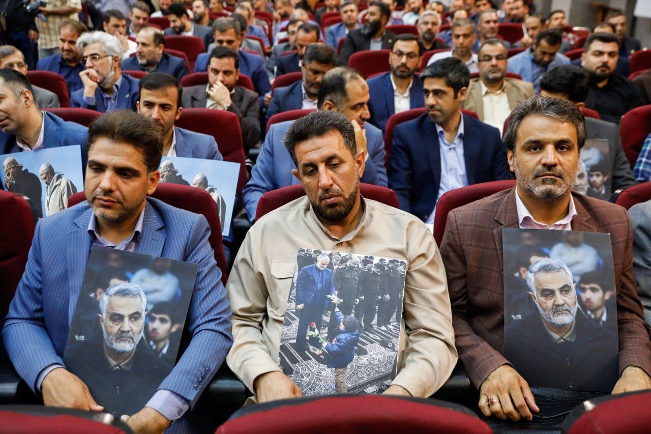 تصاویر شهید سردار قاسم سلیمانی در دستان حاضران یک دادگاه