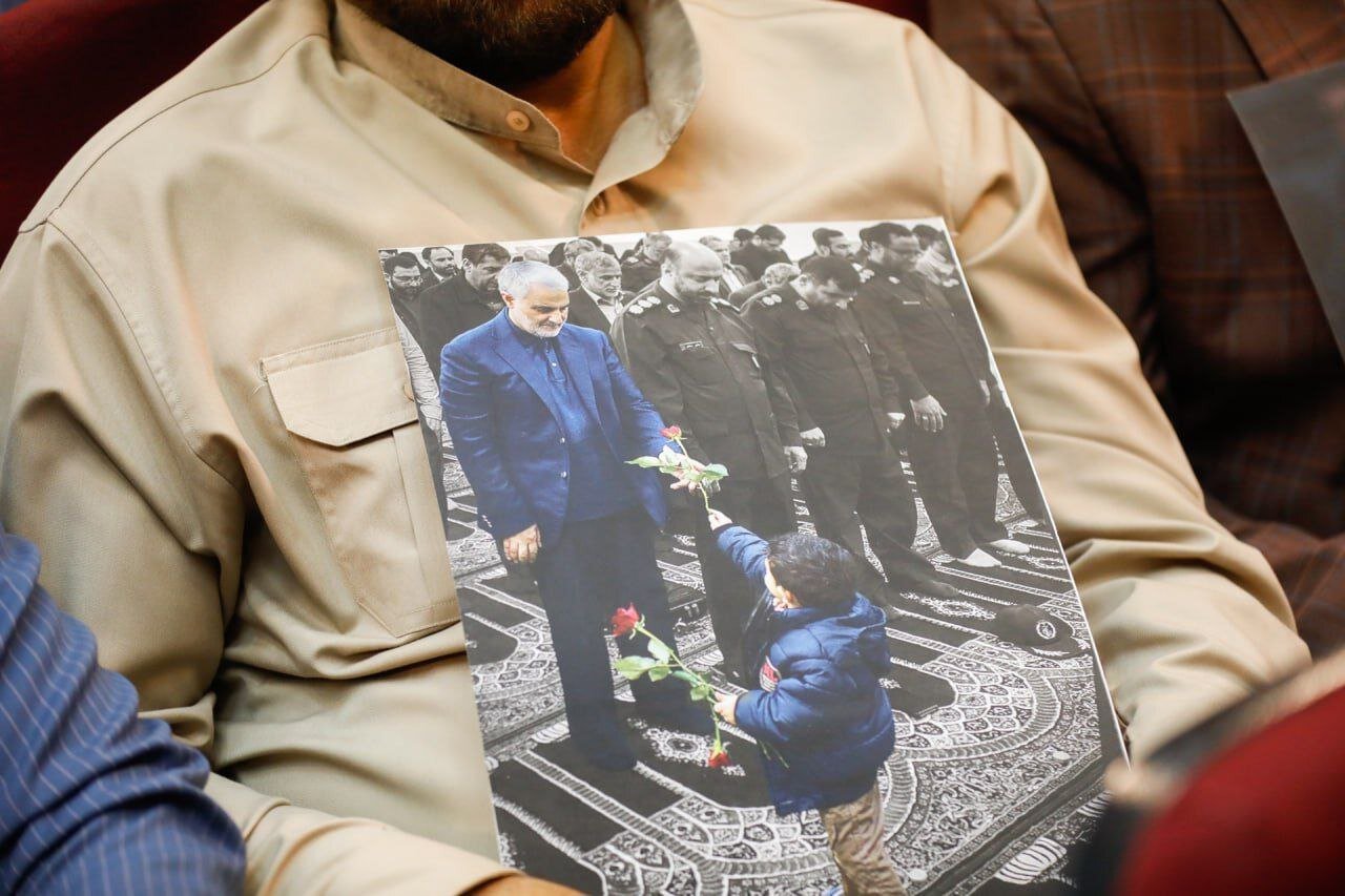 تصاویر شهید سردار قاسم سلیمانی در دستان حاضران یک دادگاه