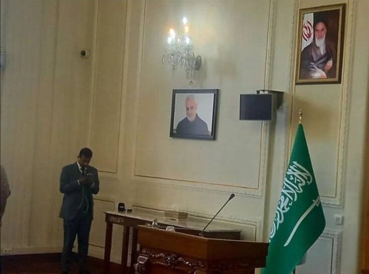 ببینید | تغییر سالن نشست خبری وزیران خارجه ایران و عربستان به دلیل یک عکس