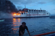 ببینید | لحظه هولناک سوختن کشتی در میان دریا | ۱۲۰ مسافر گرفتار آتش و دود
