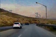 تصاویر لحظه وحشتناک شاخ به شاخ ۲ سواری در آذربایجان غربی | انحراف ناگهانی و عجیب خودروی مشکی رنگ را ببینید!