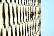 مرد عنکبوتی واقعی را ببینید | تصاویری خارق‌العاده از مردی که با دستانی چسبناک از دیوار بلندترین برج های جهان بالا رفته است