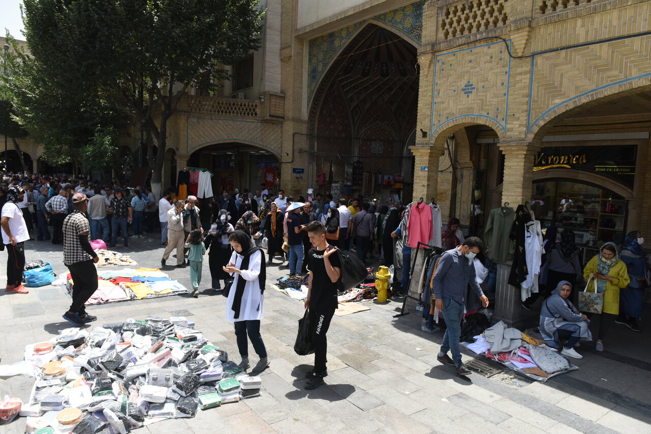 پشت پرده دستفروشی در تهران | دستفروشانی که با پرادو سر بساطشان میآیند