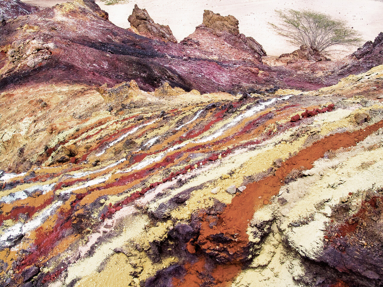 شگفت‌انگیزترین پدیده زمین‌شناسی جهان در هرمزگان | خاک اینجا هفت‌رنگ است