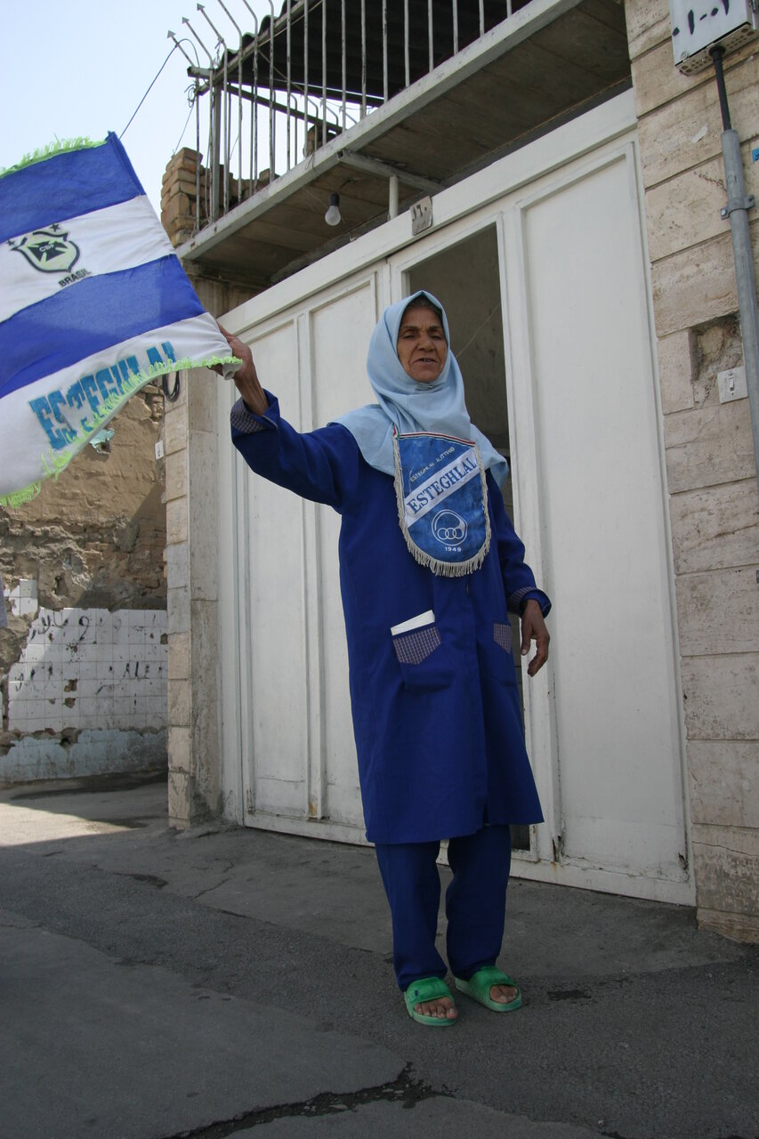 یادی از «ننهمشهدی» چهارراه خزانه؛ طرفدار دوآتیشه استقلال | او به عشق آبیها به استادیوم میرفت