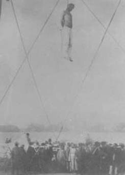 سایهای بر تصویر یک اعدام  | این چوبه دار را به یادگار نگه دارید!