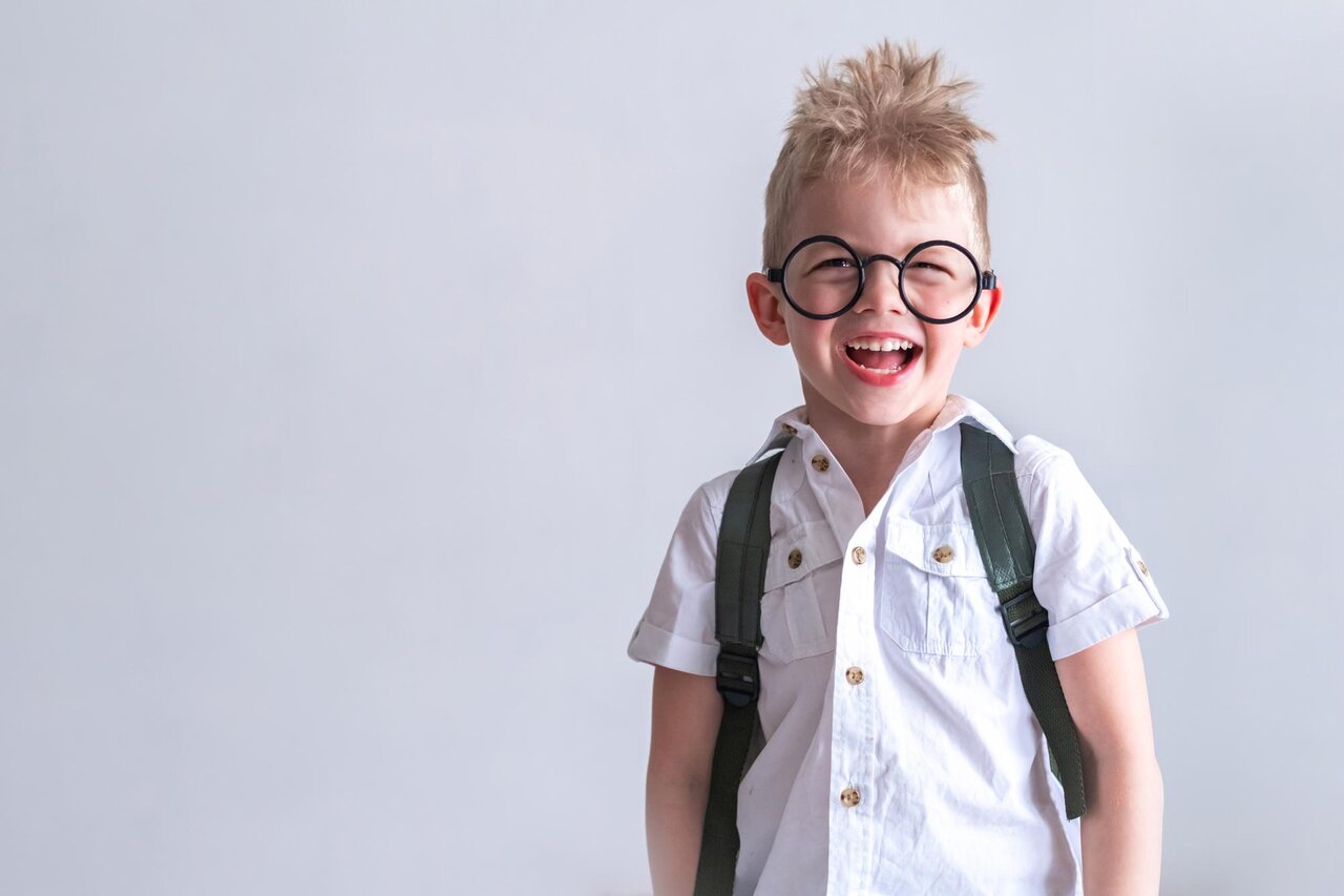 این نشانه‌ها می‌گوید کودک شما به عینک نیاز دارد
