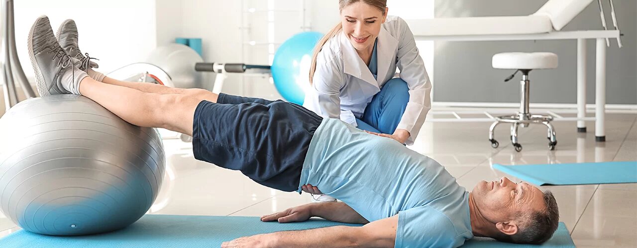 فیزیوتراپی یا جراحی؟ ؛ نگاهی ساده به درمان کمردرد ناشی از تنگی کانال نخاعی