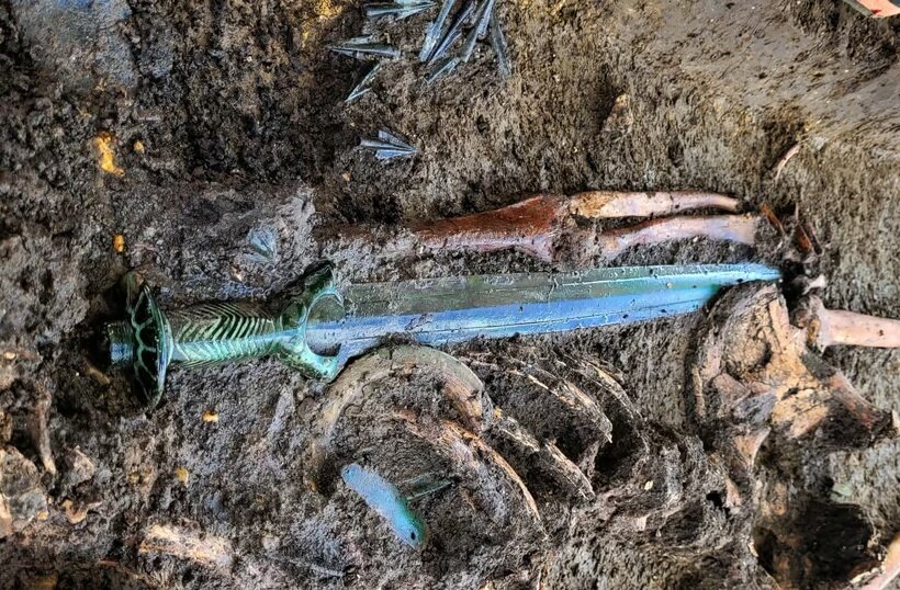 عکس | درخشش عجیب یک شمشیر بعد از ۳ هزار سال | شمشیر برنزی که در یک گور سه تایی پیدا شد