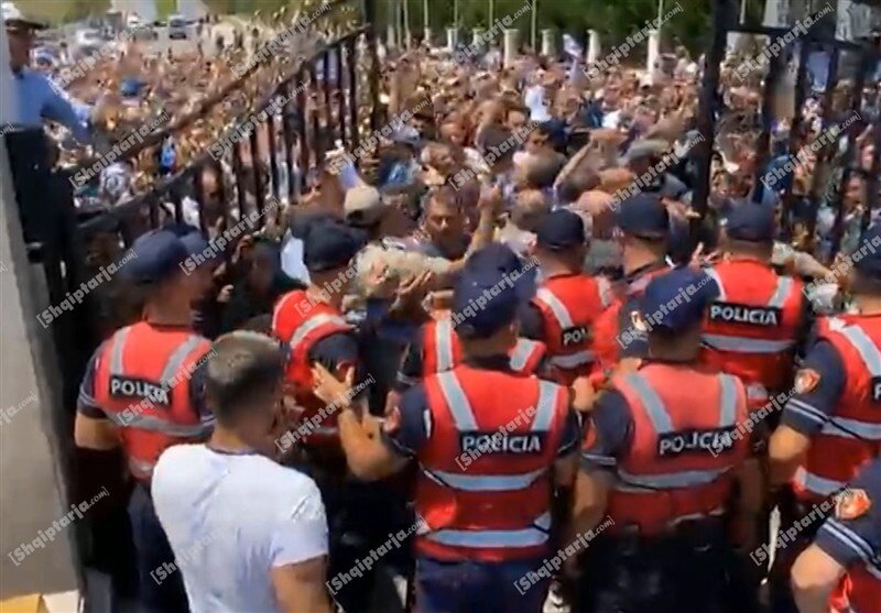 عملیات مبارزه با تروریسم پلیس آلبانی علیه گروهک منافقین | دهها تن از منافقین بازداشت و ۳۶ تن زخمی شدند