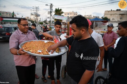 توزیع شیرینی به مناسبت کشته شدن ۴ اسرائیلی