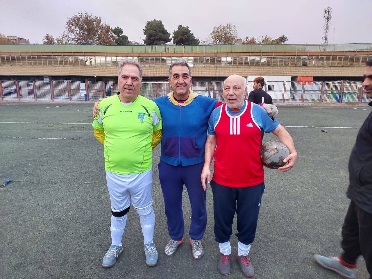 تصویر یک مربی در میان جمع | پاس گل به محرومان در زمین مشمایی خزانه