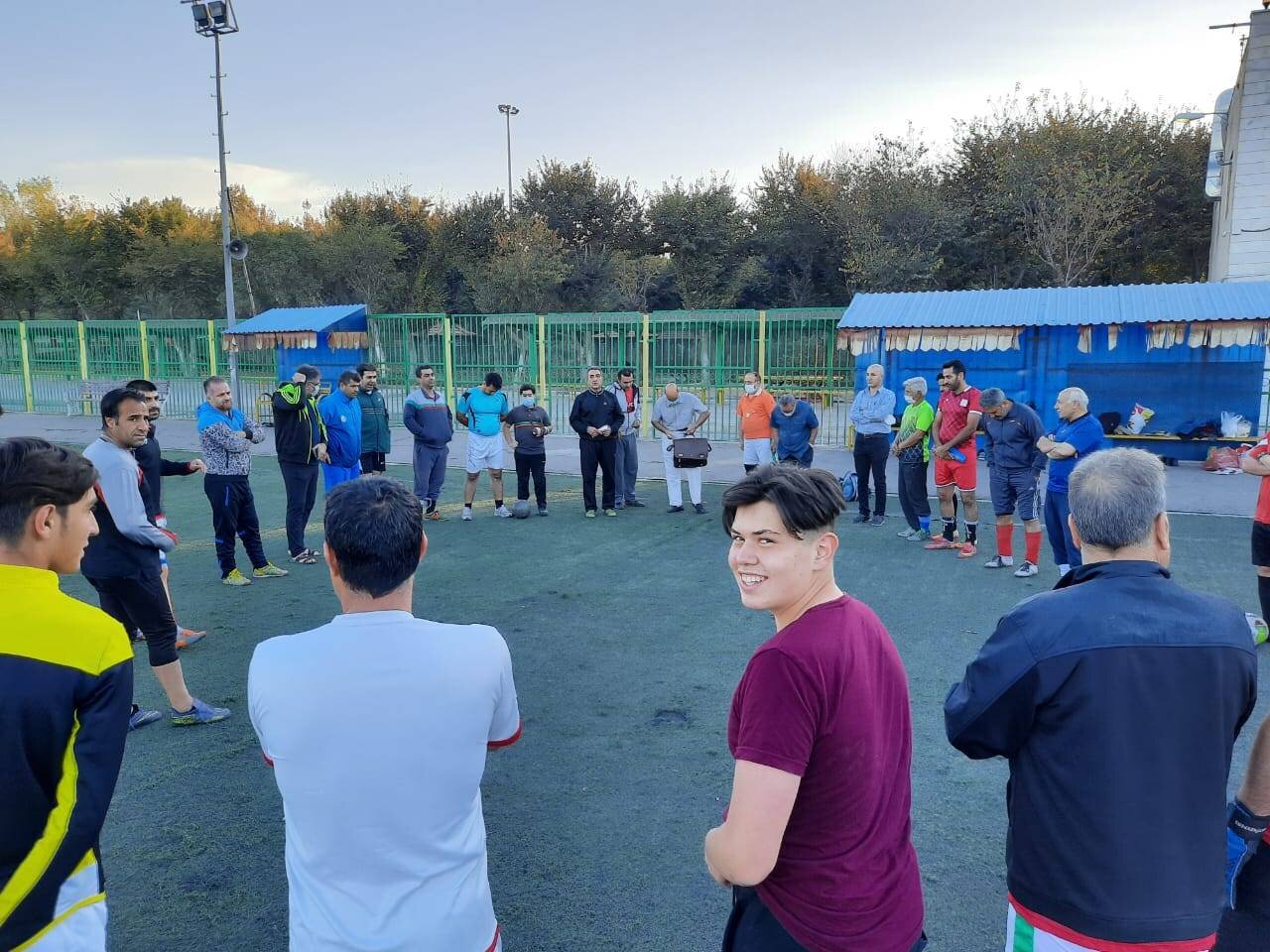 تصویر یک مربی در میان جمع | پاس گل به محرومان در زمین مشمایی خزانه