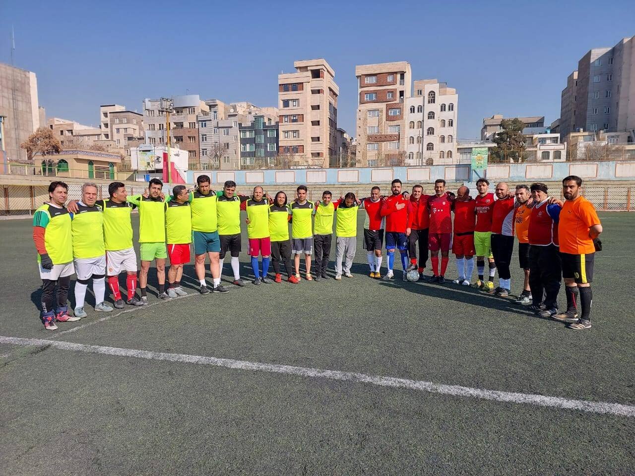 تصویر یک مربی در میان جمع | پاس گل به محرومان در زمین مشمایی خزانه