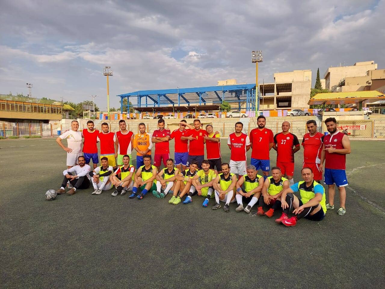 تصویر یک مربی در میان جمع | پاس گل به محرومان در زمین مشمایی خزانه