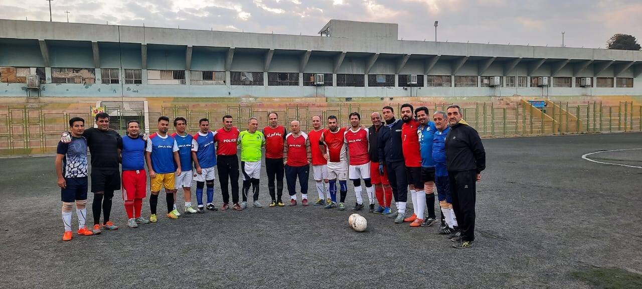 تصویر یک مربی در میان جمع | پاس گل به محرومان در زمین مشمایی خزانه