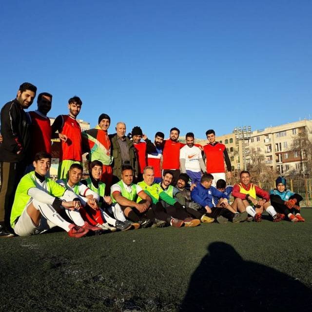 تصویر یک مربی در میان جمع | پاس گل به محرومان در زمین مشمایی خزانه