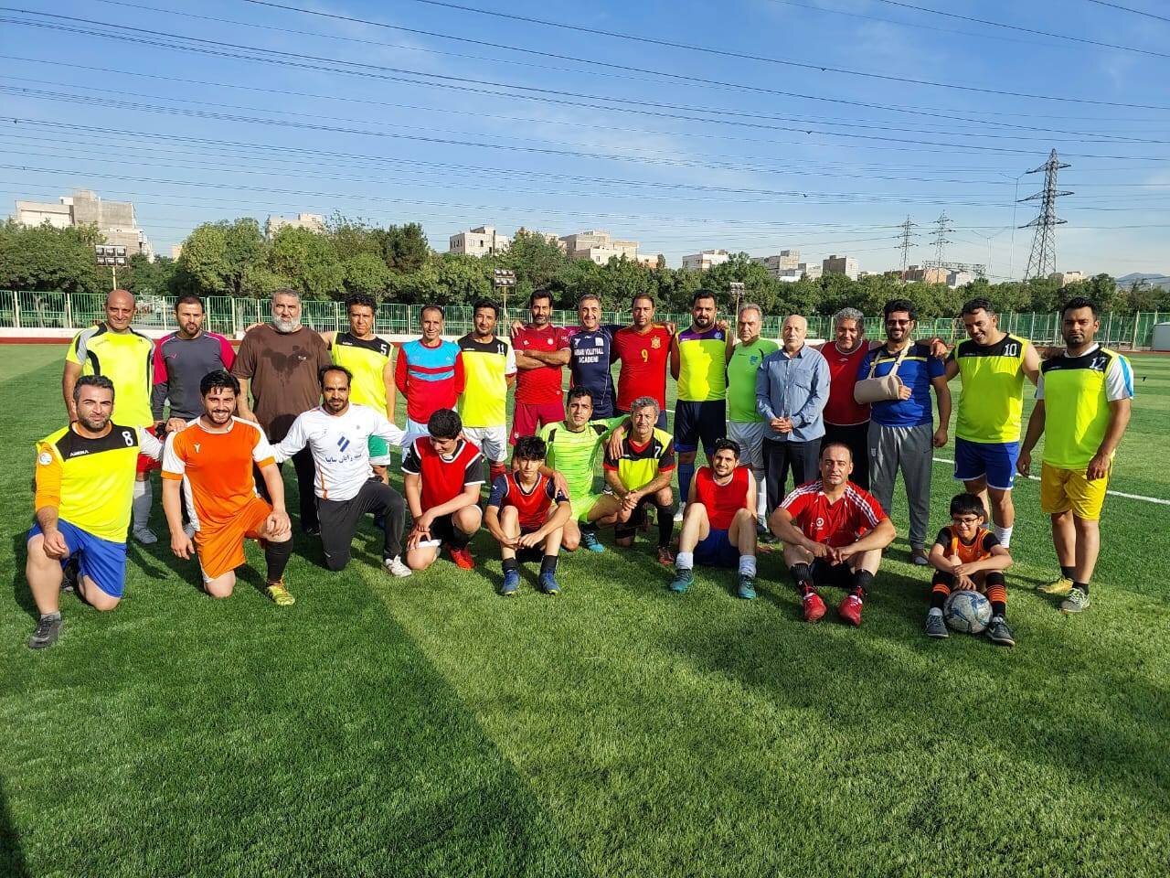 تصویر یک مربی در میان جمع | پاس گل به محرومان در زمین مشمایی خزانه