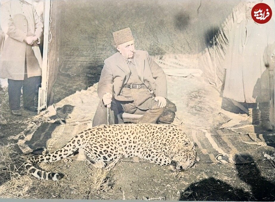 عکس یادگاری رنگی شده شاه قاجار با پلنگ ایرانی