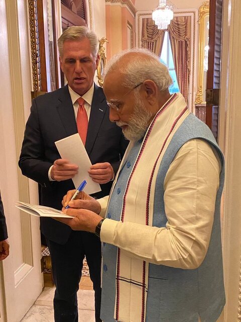 تصاویر | اعضای کنگره آمریکا برای گرفتن امضا از نخست وزیر هند صف کشیدند!