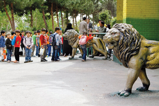 شير سلطان جنگل است و مجسمه‌اش نماد باغ‌وحش. براي همين هم اين تنديس‌ها كه روزگاري سردر باغ‌وحش تهران را در روبه‌روي پارك ملت تزئين كرده بودند، هنوز هم در ورودي باغ‌وحش ارم تهران قرار گرفته‌اند.