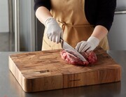 چگونه تخته برش چوبی آشپزخانه را تمیز نگه داریم؟ | با این ۵ روش عمر تخته گوشت را بالا ببرید