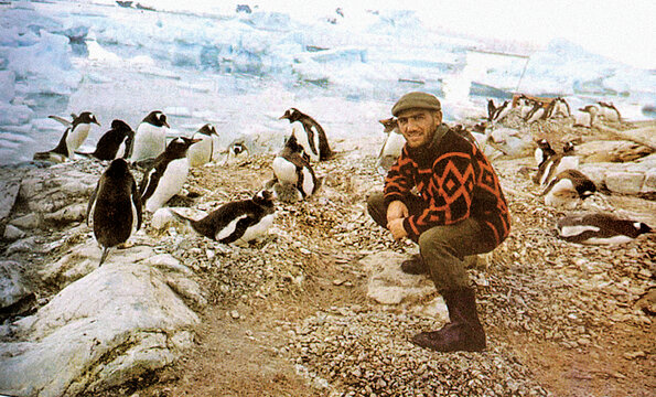 برادران اميدوار نخستين ايرانياني بودند كه پا به دو قطب كره‌زمين گذاشتند. عبدالله اميدوار را در كنار پنگوئن‌هاي قطب جنوب نشان‌مي‌دهد. یکی از موزه‌ةای مجموعه سعداباد به این دو برابر اختصاص دارد.