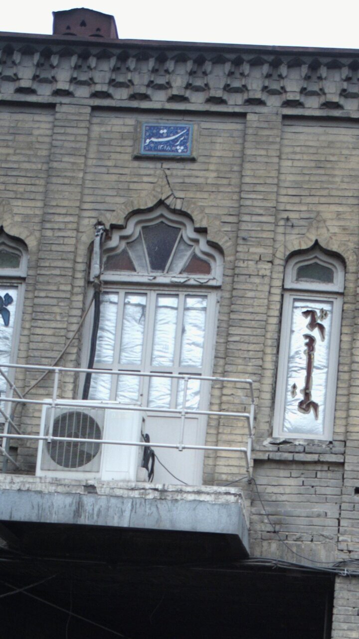 مستند باورنکردنی حمل چراغ راهنمایی در کولهپشتی ماموران