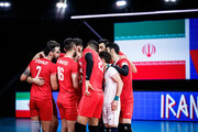 ببینید | حرکت غیرتمند یک ایرانی ؛ کشیدن پرچم ایران از زیر پای براندازان در مسابقات جهانی والیبال
