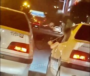 تصاویر عجیب قلیان‌ کشیدن رانندگان دو پژو پارس در حال حرکت وسط خیابان‌های قم