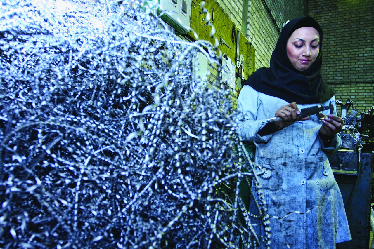 تصاویر | این خانم استاد یک کارگاه تراشکاری است