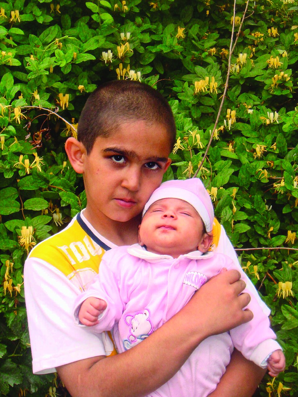 عجیب ترین دوقلوهای دنیا ایرانی هستند | این دوقلوها ۱۰ سال باهم اختلاف سنی دارند