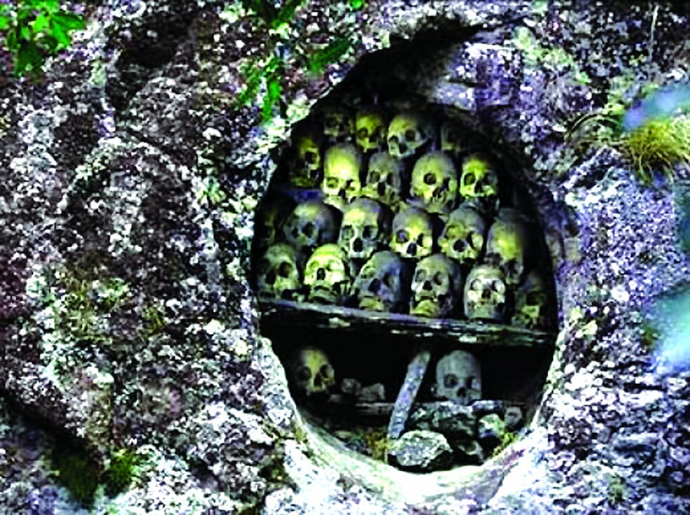 معمای گورستان‌های معلق |‌ در عجیب ترین قبرستان جهان مرده‌ها به جای دفن شدن بین زمین و آسمان معلق می مانند