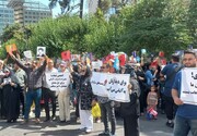 تصاویر تجمع خانواده‌ اعضای منافقین در مقابل سفارت ترکیه