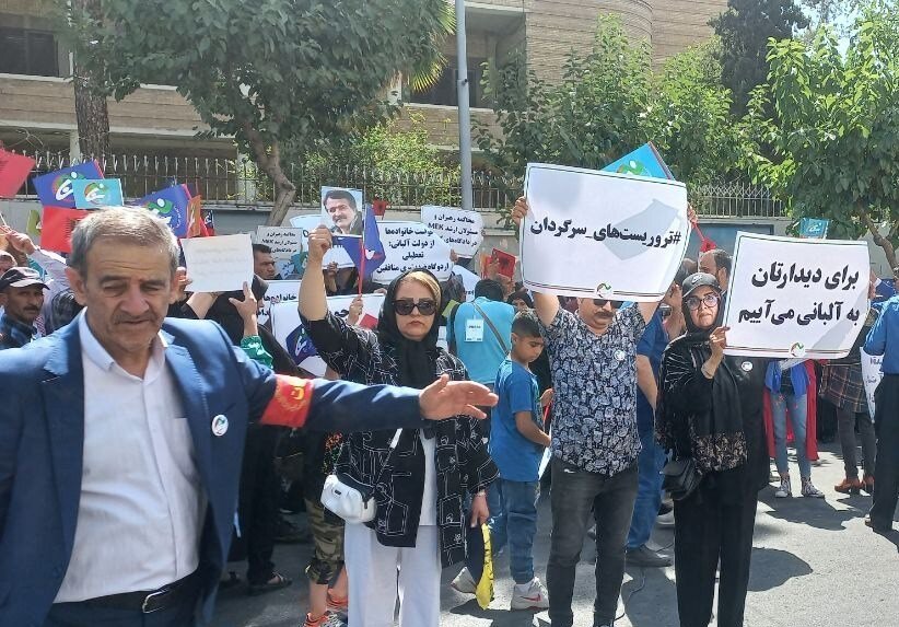 تجمع خانواده‌ اعضای منافقین در مقابل سفارت ترکیه