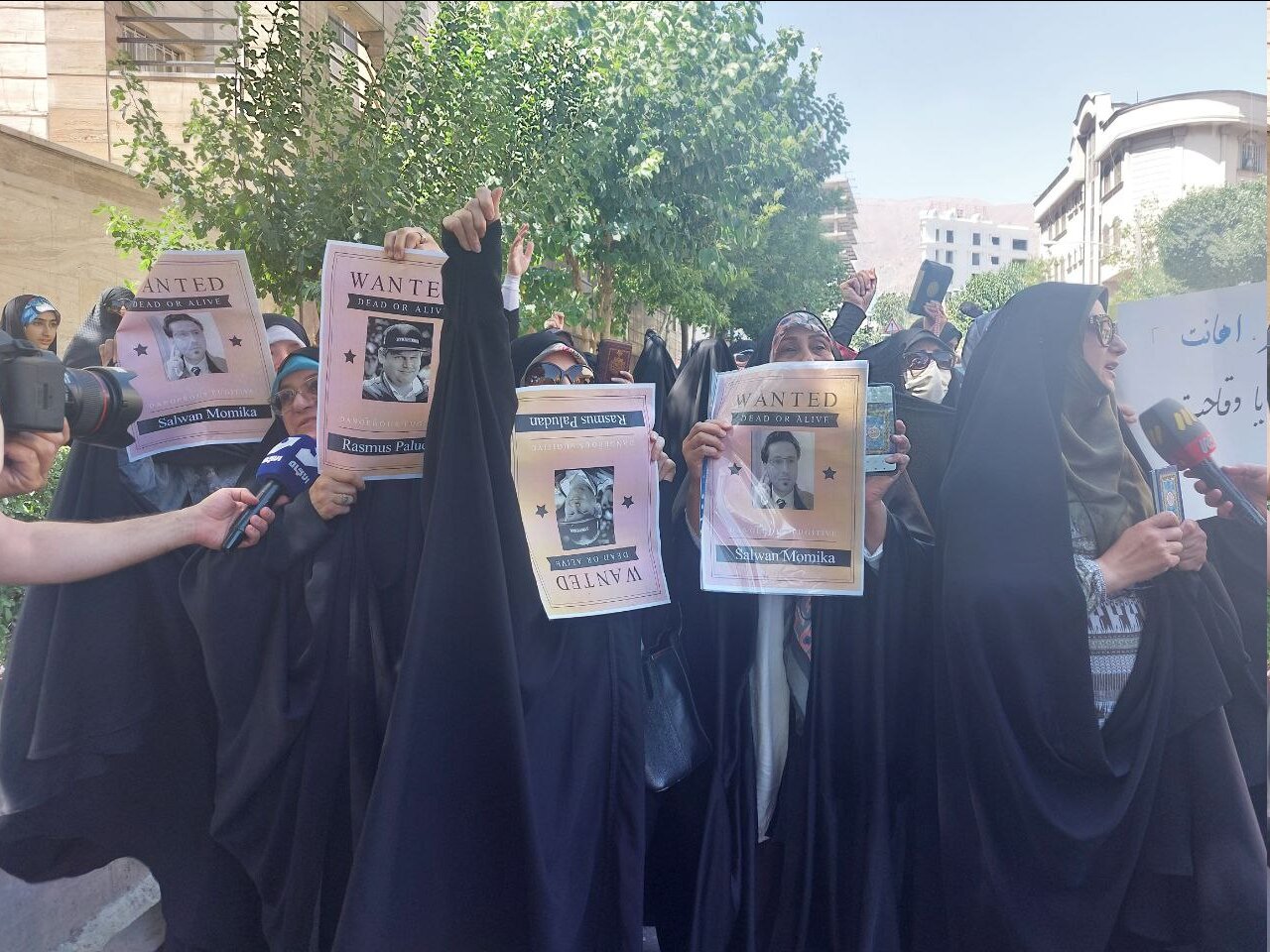 تصاویر تجمع اعتراضی مقابل سفارت سوئد در تهران | شعارهای معترضان چه بود؟