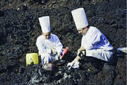 پختن غذا روی گدازه‌های آتشفشان ؛ تصاویری از عجیب‌ترین رستوران دنیا