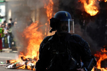 ببینید | خشم معترضان فرانسوی علیه عملکرد پلیس این کشور