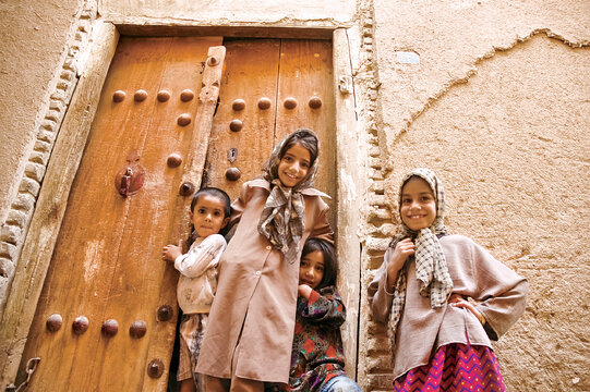 خانواده های یزدی هنوز هم پرجمعیتند. در چوبی یکی از خانه‌های محله فهادان که باز می شود، چند بچه‌قد و نیم‌قد از آن بیرون می‌آیند. 