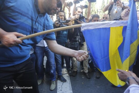 آتش زدن پرچم سوئد در تهران