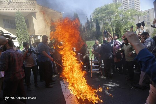 آتش زدن پرچم سوئد در تهران