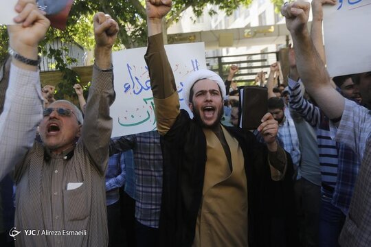 آتش زدن پرچم سوئد در تهران