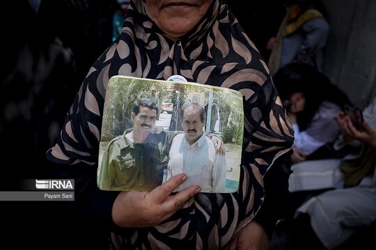 تجمع خانواده اعضای منافقین مقابل سفارت ترکیه در تهران
